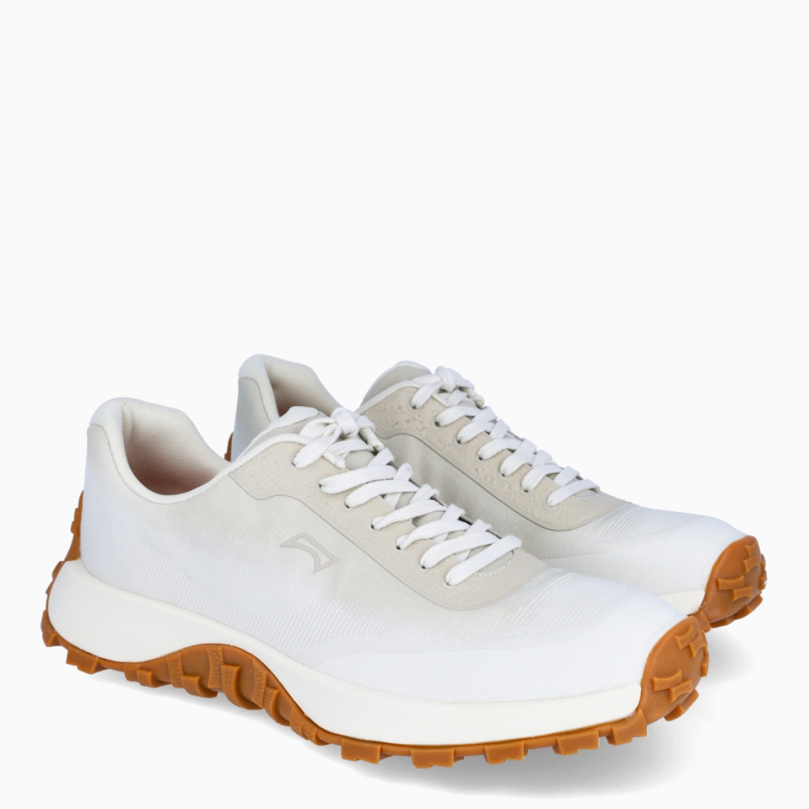 Deportivas de la marca Camper, modelo K101. Exterior en naylon color hielo. Cierre con cordones balncos. Suela de goma dentada camel. Estas deportivas Camper K101 son un complemento ideal para disfrutar de la comodidad al caminar.