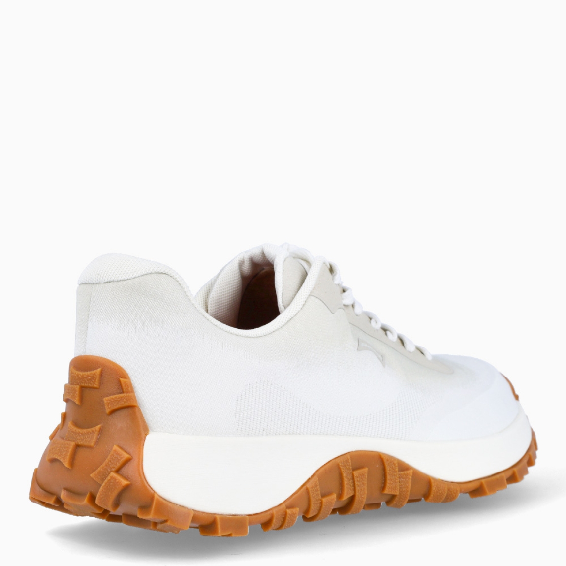 Deportivas de la marca Camper, modelo K101. Exterior en naylon color hielo. Cierre con cordones balncos. Suela de goma dentada camel. Estas deportivas Camper K101 son un complemento ideal para disfrutar de la comodidad al caminar.
