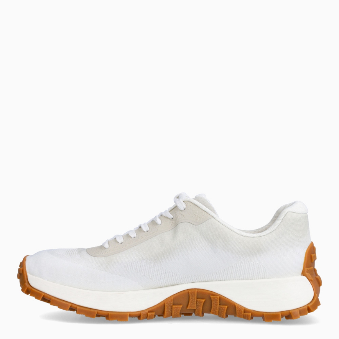 Deportivas de la marca Camper, modelo K101. Exterior en naylon color hielo. Cierre con cordones balncos. Suela de goma dentada camel. Estas deportivas Camper K101 son un complemento ideal para disfrutar de la comodidad al caminar.