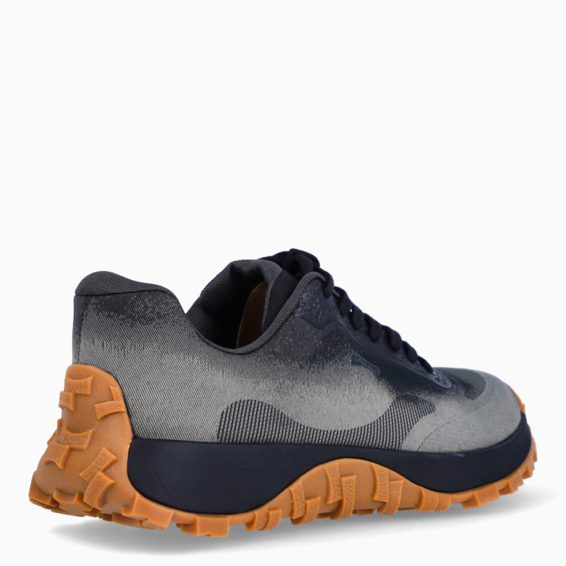 Deportivas de la marca Camper, modelo K101. Exterior en naylon color gris y detalle en negro degradado. Cierre con cordones negros. Suela de goma dentada camel. Estas deportivas Camper K101 son un complemento ideal para disfrutar de la comodidad al caminar.