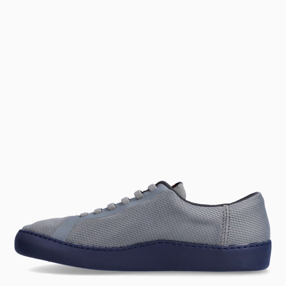 Deportivas de la marca Camper, modelo K82. Exterior en textil color gris con efecto rejilla y detalle del logo. Deportivas clásicas con cierre de cordones en pala color gris. Suela de goma plana. Estas deportivas Camper K82 son unas clásicas, ideales para tu día a día!