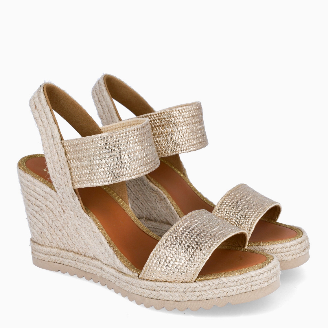 Alpargatas de la marca Casteller, modelo ADA. Exterior de las alpargatas en textil color platino con efecto brillante. Interior de las alpargatas en piel color camel. Alpargatas con cuña de 9cm de altura. Estas alpargatas Casteller ADA son el complemento perfecto para esta temporada. Gracias a su diseño, podrás estilizar tus looks y resaltar entre los demás con las máxima comodidad posible.