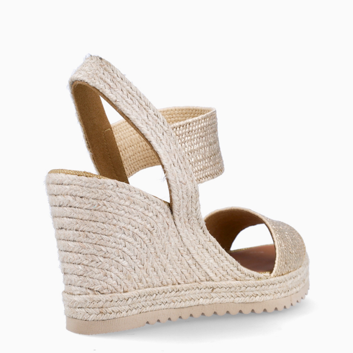 Alpargatas de la marca Casteller, modelo ADA. Exterior de las alpargatas en textil color platino con efecto brillante. Interior de las alpargatas en piel color camel. Alpargatas con cuña de 9cm de altura. Estas alpargatas Casteller ADA son el complemento perfecto para esta temporada. Gracias a su diseño, podrás estilizar tus looks y resaltar entre los demás con las máxima comodidad posible.