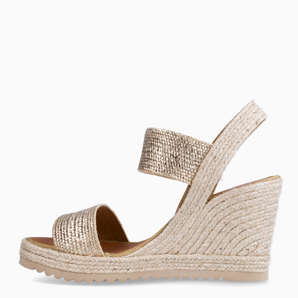 Alpargatas de la marca Casteller, modelo ADA. Exterior de las alpargatas en textil color platino con efecto brillante. Interior de las alpargatas en piel color camel. Alpargatas con cuña de 9cm de altura. Estas alpargatas Casteller ADA son el complemento perfecto para esta temporada. Gracias a su diseño, podrás estilizar tus looks y resaltar entre los demás con las máxima comodidad posible.