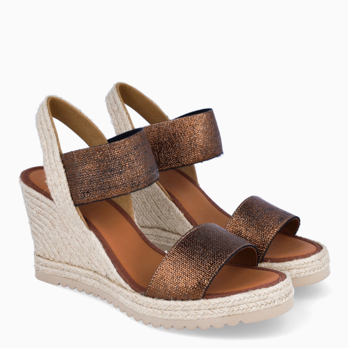 Alpargatas de la marca Casteller, modelo ADA. Exterior de las alpargatas en piel color bronce con brillantes. Interior de las alpargatas en piel color camel. Alpargatas con cuña de 9cm de altura. Estas alpargatas Casteller ADA son el complemento perfecto para esta temporada. Gracias a su diseño, podrás estilizar tus looks y resaltar entre los demás con las máxima comodidad posible.