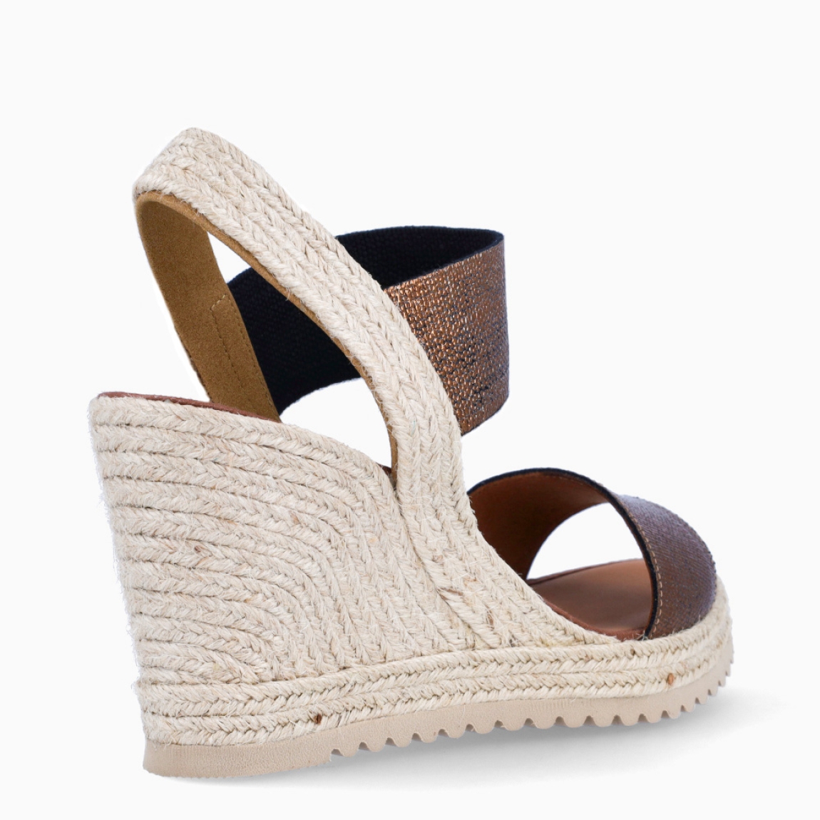 Alpargatas de la marca Casteller, modelo ADA. Exterior de las alpargatas en piel color bronce con brillantes. Interior de las alpargatas en piel color camel. Alpargatas con cuña de 9cm de altura. Estas alpargatas Casteller ADA son el complemento perfecto para esta temporada. Gracias a su diseño, podrás estilizar tus looks y resaltar entre los demás con las máxima comodidad posible.