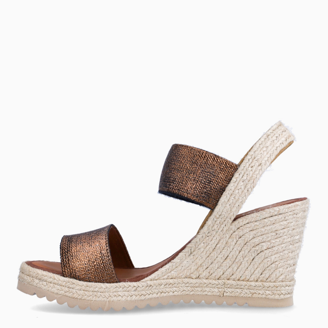 Alpargatas de la marca Casteller, modelo ADA. Exterior de las alpargatas en piel color bronce con brillantes. Interior de las alpargatas en piel color camel. Alpargatas con cuña de 9cm de altura. Estas alpargatas Casteller ADA son el complemento perfecto para esta temporada. Gracias a su diseño, podrás estilizar tus looks y resaltar entre los demás con las máxima comodidad posible.