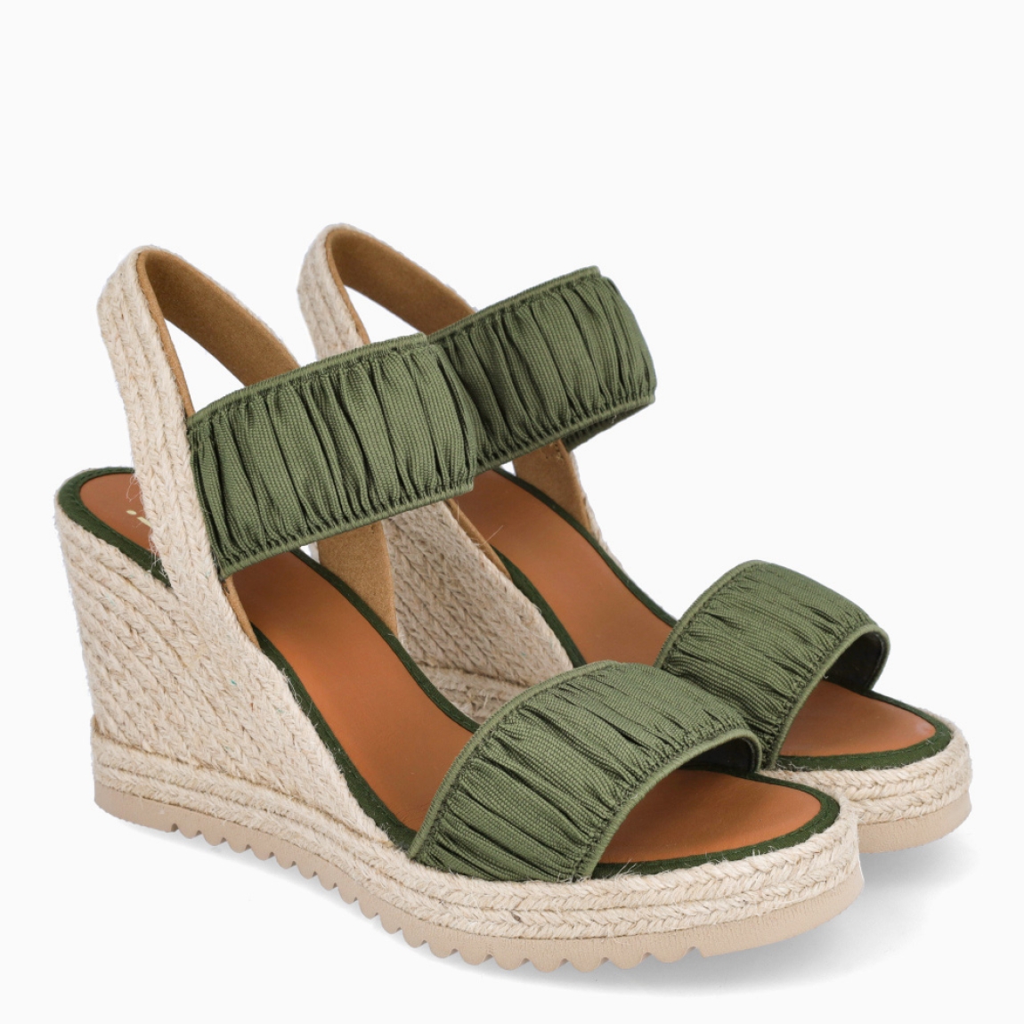 Alpargatas de la marca Casteller, modelo BLUMA. Exterior de las alpargatas en textil con efecto corrugado color verde. Interior de las alpargatas en piel color camel. Alpargatas con cuña de 9cm de altura. Estas alpargatas Casteller BLUMA son una tendencia de temporada. Gracias a su diseño, podrás estilizar tus looks con la máxima comodidad posible.