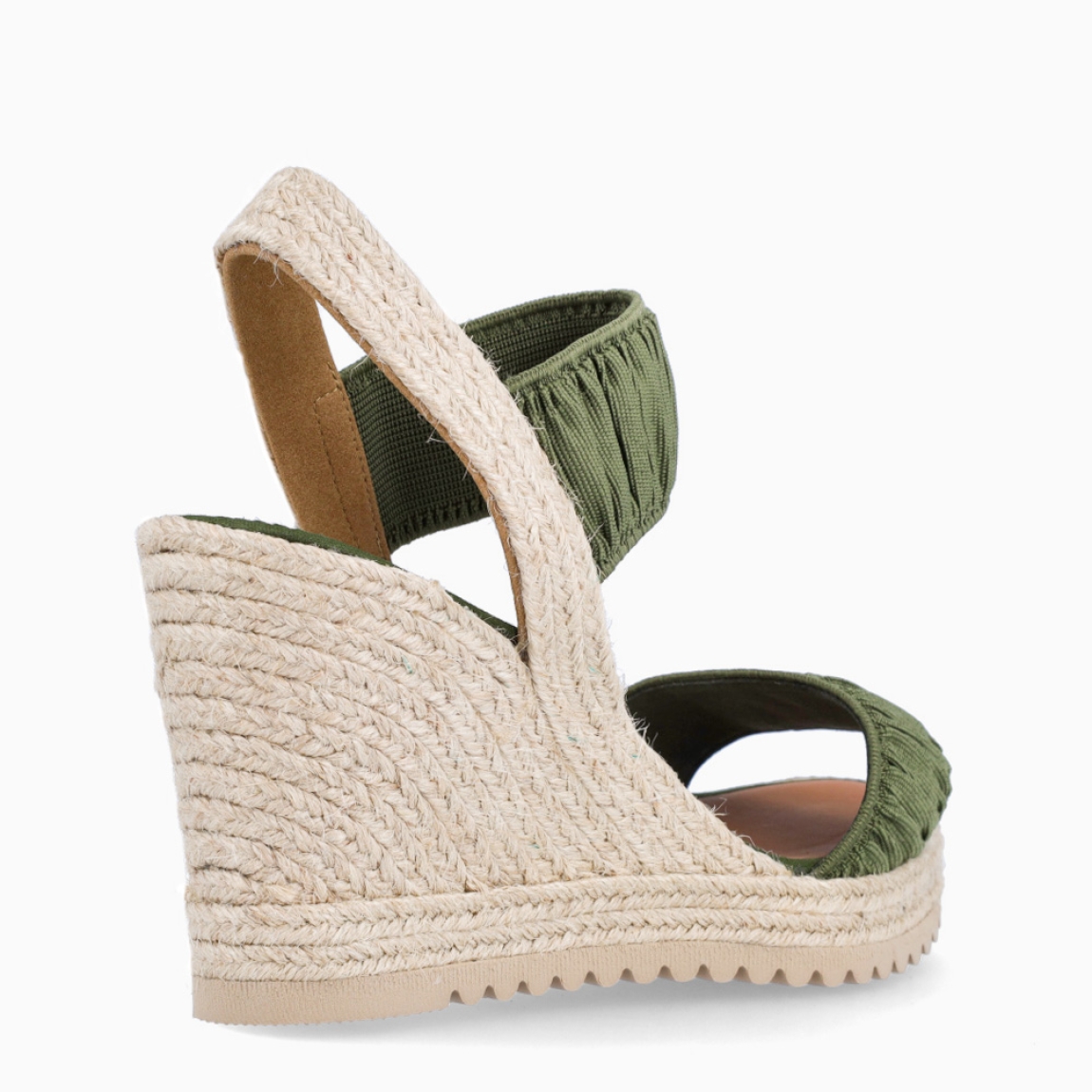 Alpargatas de la marca Casteller, modelo BLUMA. Exterior de las alpargatas en textil con efecto corrugado color verde. Interior de las alpargatas en piel color camel. Alpargatas con cuña de 9cm de altura. Estas alpargatas Casteller BLUMA son una tendencia de temporada. Gracias a su diseño, podrás estilizar tus looks con la máxima comodidad posible.