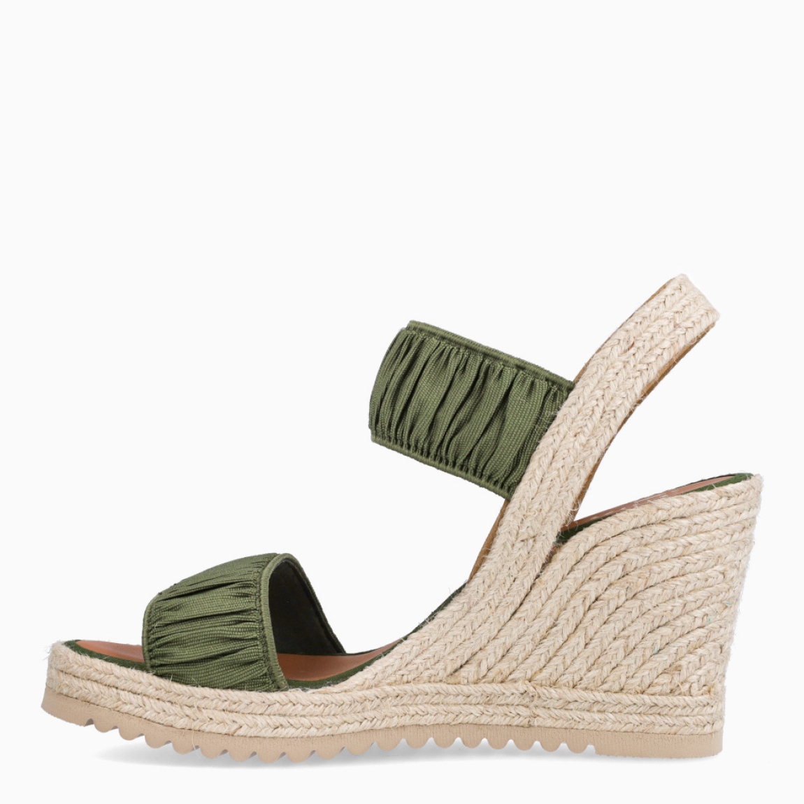 Alpargatas de la marca Casteller, modelo BLUMA. Exterior de las alpargatas en textil con efecto corrugado color verde. Interior de las alpargatas en piel color camel. Alpargatas con cuña de 9cm de altura. Estas alpargatas Casteller BLUMA son una tendencia de temporada. Gracias a su diseño, podrás estilizar tus looks con la máxima comodidad posible.