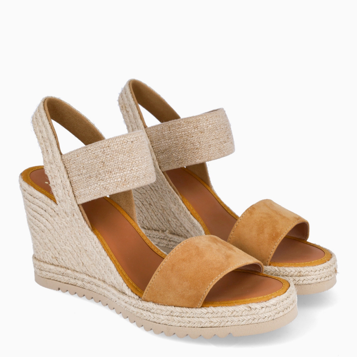 Alpargatas de la marca Casteller, modelo BLUMA. Exterior de las alpargatas en ante color camel y una tira superarior elástica sobre pala. Interior de las alpargatas en piel color camel. Alpargatas con cuña de 9cm de altura. Estas alpargatas Casteller BLUMA son una tendencia de temporada. Gracias a su diseño, podrás estilizar tus looks con la máxima comodidad posible.