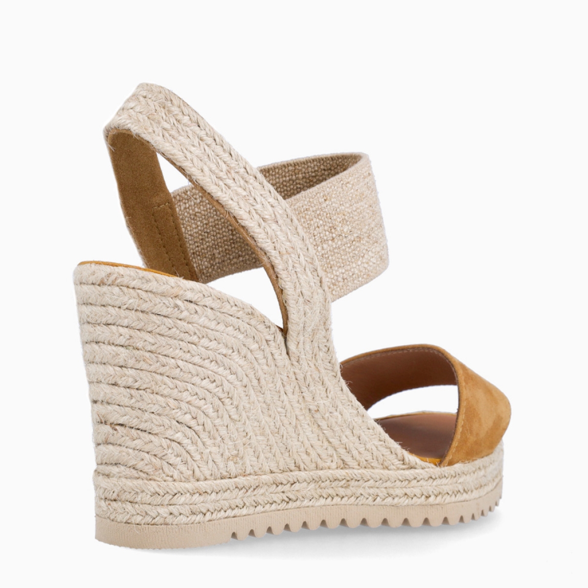 Alpargatas de la marca Casteller, modelo BLUMA. Exterior de las alpargatas en ante color camel y una tira superarior elástica sobre pala. Interior de las alpargatas en piel color camel. Alpargatas con cuña de 9cm de altura. Estas alpargatas Casteller BLUMA son una tendencia de temporada. Gracias a su diseño, podrás estilizar tus looks con la máxima comodidad posible.