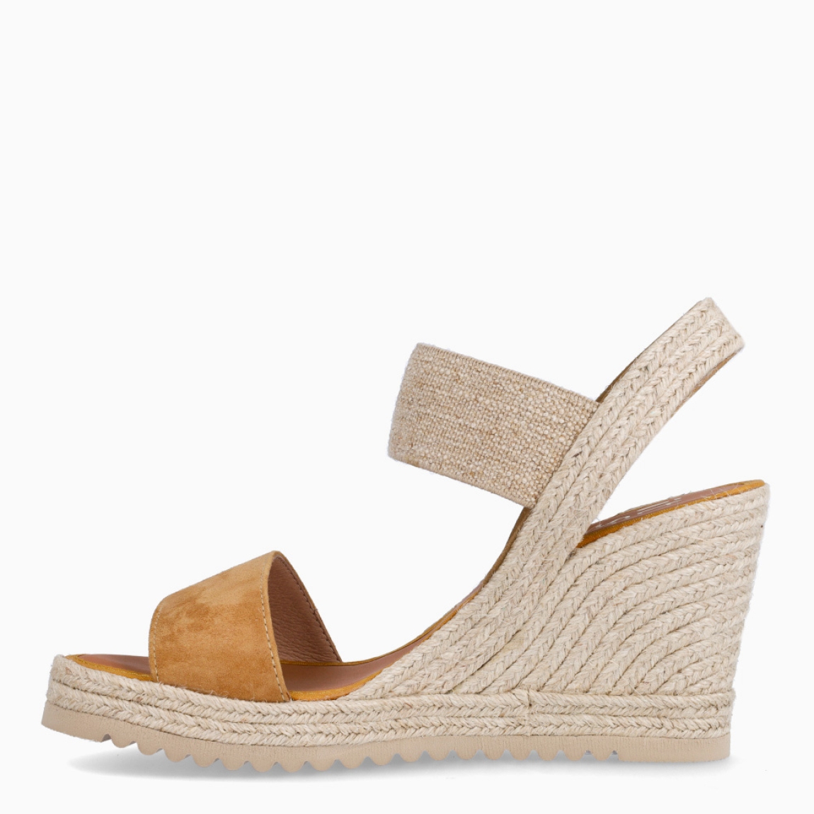 Alpargatas de la marca Casteller, modelo BLUMA. Exterior de las alpargatas en ante color camel y una tira superarior elástica sobre pala. Interior de las alpargatas en piel color camel. Alpargatas con cuña de 9cm de altura. Estas alpargatas Casteller BLUMA son una tendencia de temporada. Gracias a su diseño, podrás estilizar tus looks con la máxima comodidad posible.