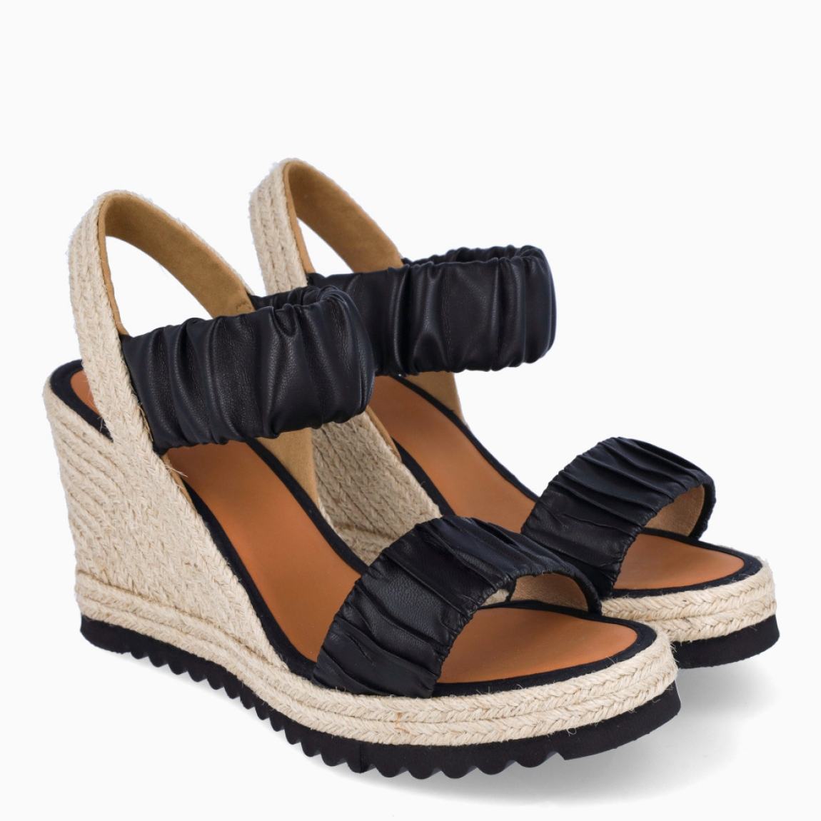 Alpargatas de la marca Casteller, modelo BLUMA. Exterior de las alpargatas en textil con efecto corrugado color negro. Interior de las alpargatas en piel color camel. Alpargatas con cuña de 9cm de altura. Estas alpargatas Casteller BLUMA son una tendencia de temporada. Gracias a su diseño, podrás estilizar tus looks con la máxima comodidad posible.