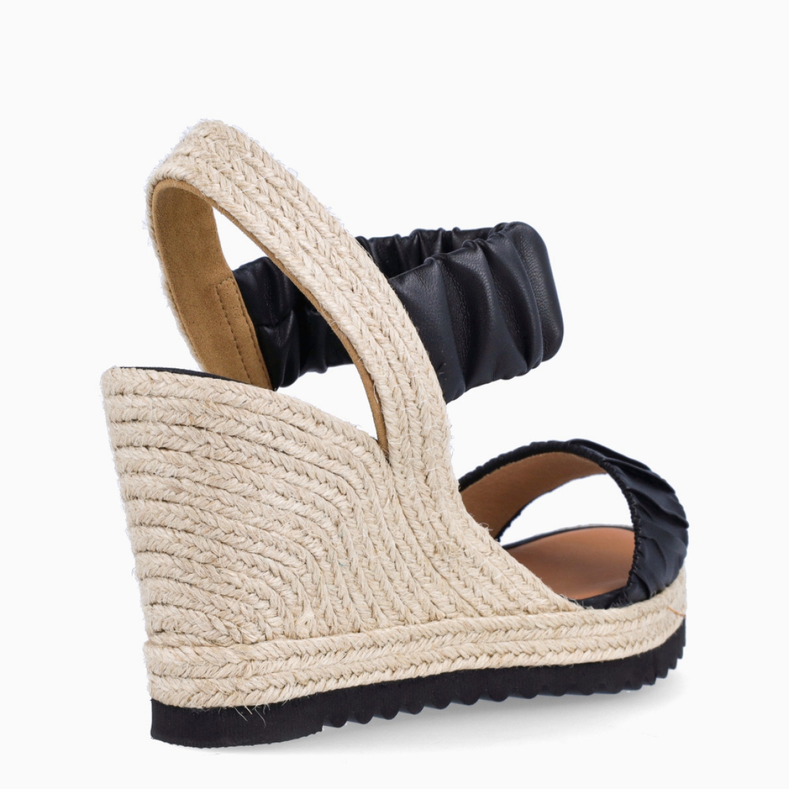 Alpargatas de la marca Casteller, modelo BLUMA. Exterior de las alpargatas en textil con efecto corrugado color negro. Interior de las alpargatas en piel color camel. Alpargatas con cuña de 9cm de altura. Estas alpargatas Casteller BLUMA son una tendencia de temporada. Gracias a su diseño, podrás estilizar tus looks con la máxima comodidad posible.