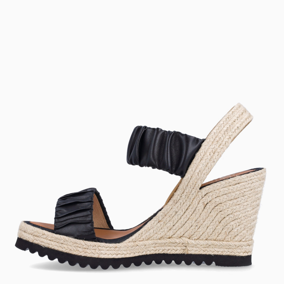 Alpargatas de la marca Casteller, modelo BLUMA. Exterior de las alpargatas en textil con efecto corrugado color negro. Interior de las alpargatas en piel color camel. Alpargatas con cuña de 9cm de altura. Estas alpargatas Casteller BLUMA son una tendencia de temporada. Gracias a su diseño, podrás estilizar tus looks con la máxima comodidad posible.