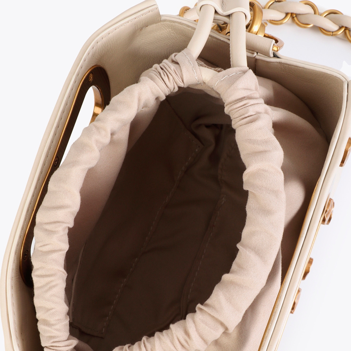 Elegante bolso bandolera de la marca Lola Casademunt, modelo LORENA. Elaborado en polipiel color hielo con textura y decorado con tachas doradas. Asa ajustable y cierre magnético para mayor seguridad. Bolsillo interno para organización y detalle de charm metálico en el lateral. Bolso Lola Casademunt LORENA ideal para llevarlo a todos lados y marcar estilo!ALTO 17cm ANCHO 18cm PROFUNDIDAD 8cm