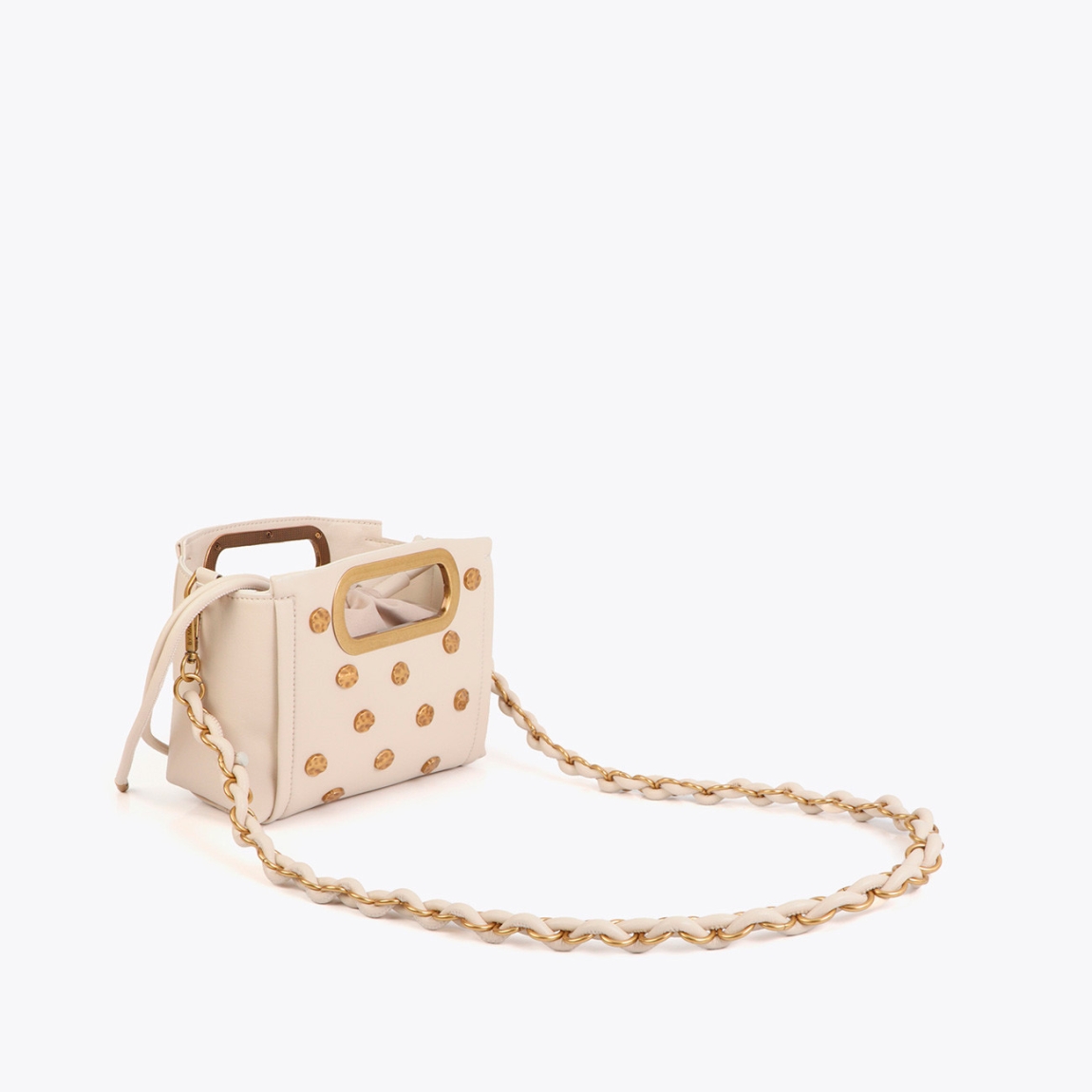Elegante bolso bandolera de la marca Lola Casademunt, modelo LORENA. Elaborado en polipiel color hielo con textura y decorado con tachas doradas. Asa ajustable y cierre magnético para mayor seguridad. Bolsillo interno para organización y detalle de charm metálico en el lateral. Bolso Lola Casademunt LORENA ideal para llevarlo a todos lados y marcar estilo!ALTO 17cm ANCHO 18cm PROFUNDIDAD 8cm