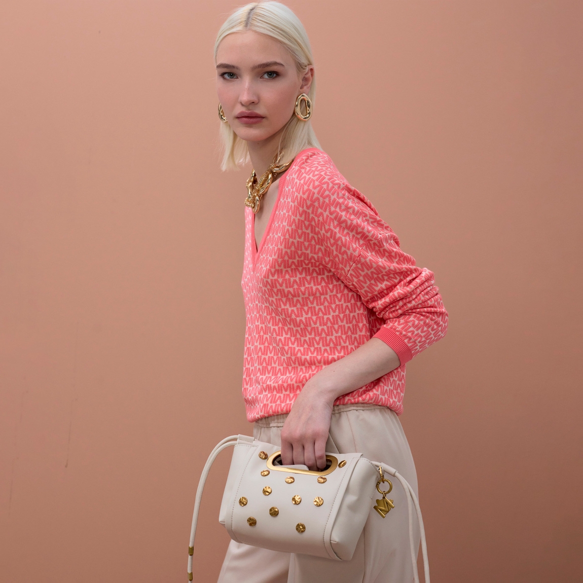Elegante bolso bandolera de la marca Lola Casademunt, modelo LORENA. Elaborado en polipiel color hielo con textura y decorado con tachas doradas. Asa ajustable y cierre magnético para mayor seguridad. Bolsillo interno para organización y detalle de charm metálico en el lateral. Bolso Lola Casademunt LORENA ideal para llevarlo a todos lados y marcar estilo!ALTO 17cm ANCHO 18cm PROFUNDIDAD 8cm