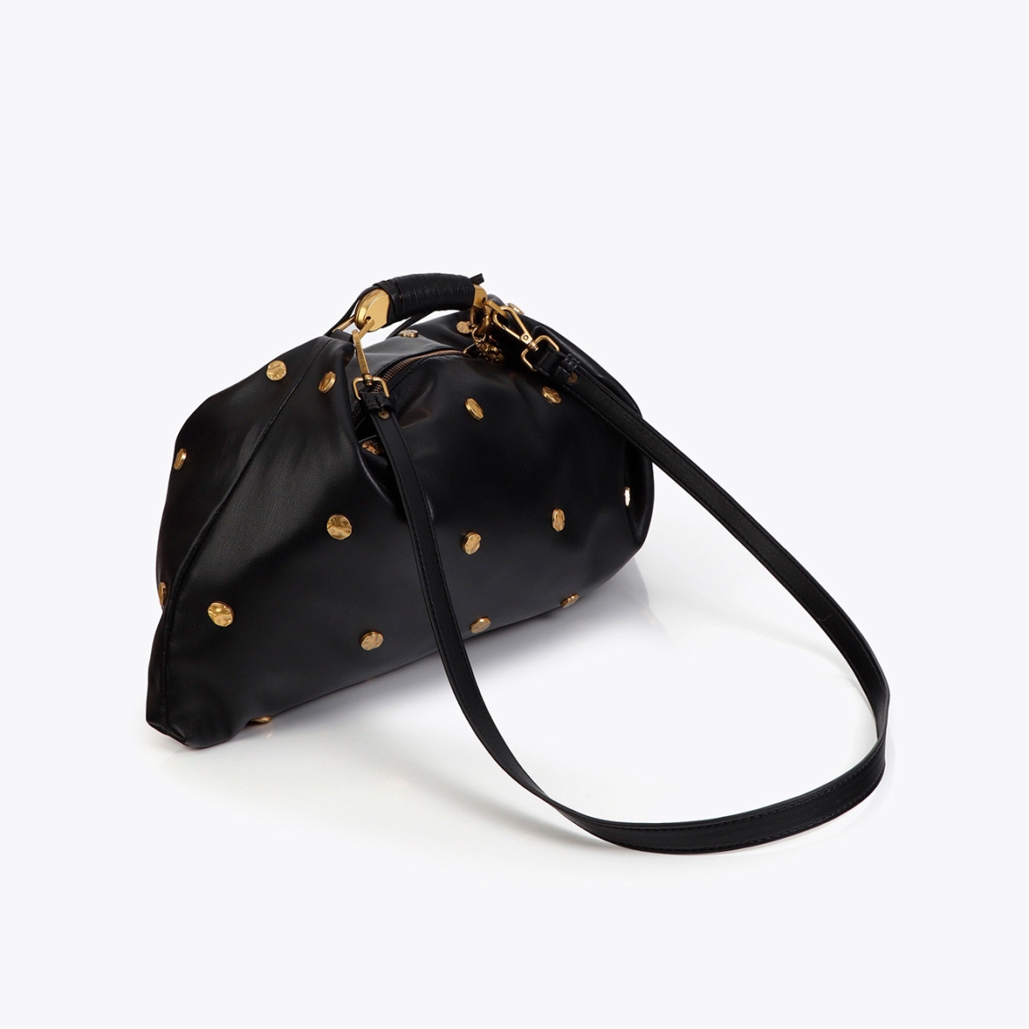 Elegante bolso bandolera de la marca Lola Casademunt, modelo LORENA_G. Elaborado en polipiel color negro con textura y decorado con tachas doradas. Asa ajustable y cierre magnético para mayor seguridad. Bolsillo interno para organización y detalle de charm metálico en el lateral. Bolso Lola Casademunt LORENA_G ideal para llevarlo a todos lados y marcar estilo!ALTO 27cm ANCHO 40cm
