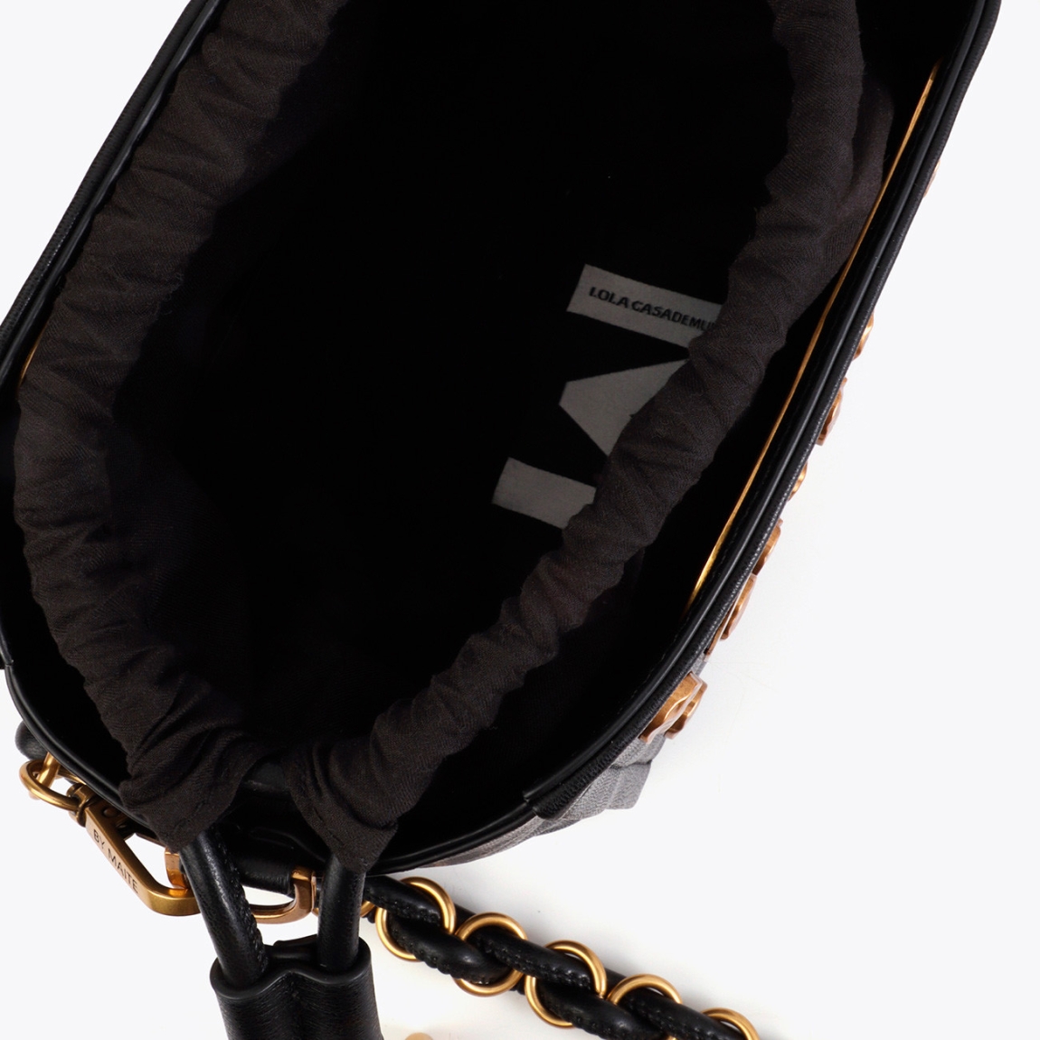 Elegante bolso bandolera de la marca Lola Casademunt, modelo LORENA. Elaborado en polipiel color negro con textura y decorado con tachas doradas. Asa ajustable y cierre magnético para mayor seguridad. Bolsillo interno para organización y detalle de charm metálico en el lateral. Bolso Lola Casademunt LORENA ideal para llevarlo a todos lados y marcar estilo!ALTO 17cm ANCHO 18cm PROFUNDIDAD 8cm