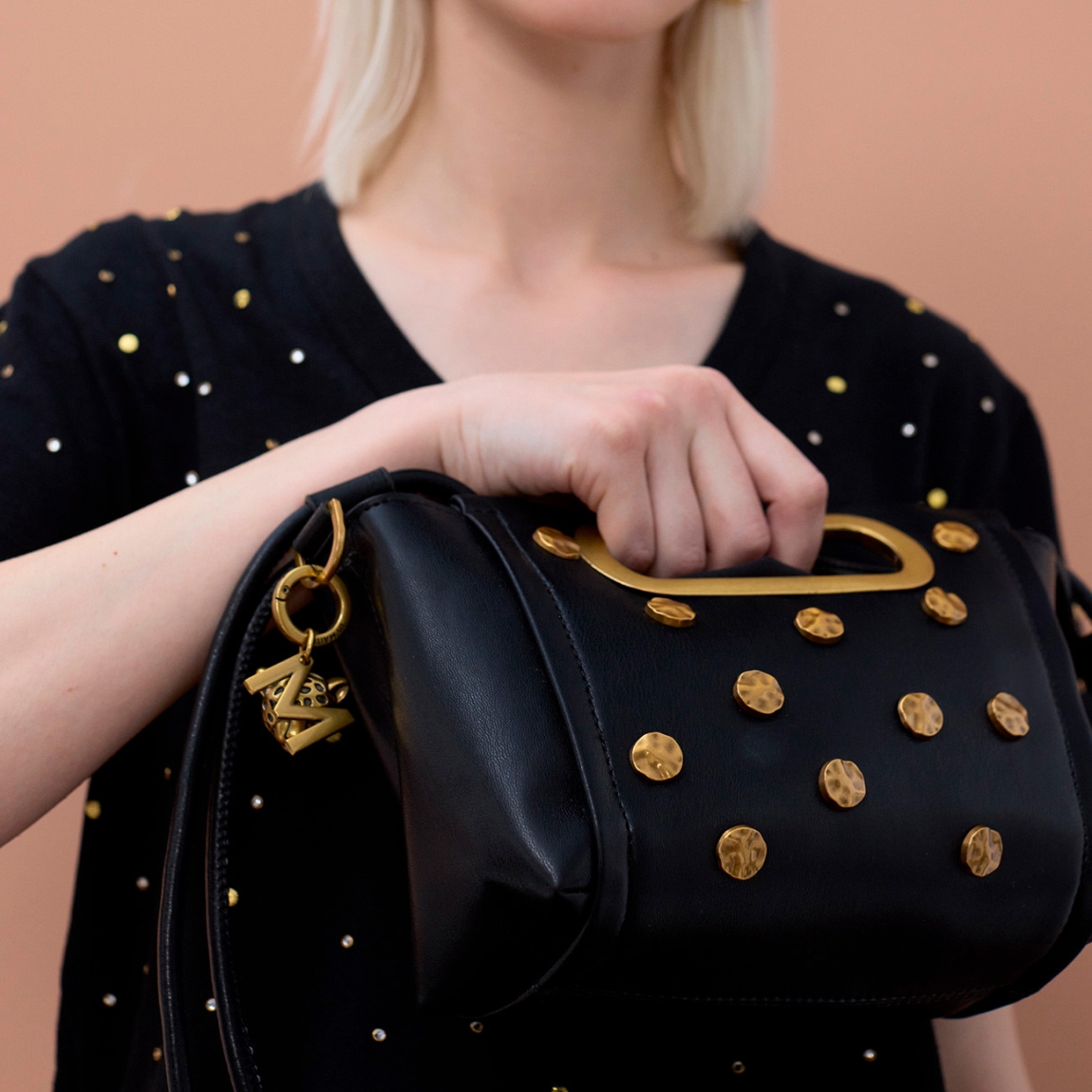 Elegante bolso bandolera de la marca Lola Casademunt, modelo LORENA. Elaborado en polipiel color negro con textura y decorado con tachas doradas. Asa ajustable y cierre magnético para mayor seguridad. Bolsillo interno para organización y detalle de charm metálico en el lateral. Bolso Lola Casademunt LORENA ideal para llevarlo a todos lados y marcar estilo!ALTO 17cm ANCHO 18cm PROFUNDIDAD 8cm