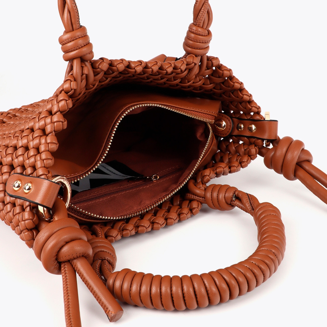 Bandolera de la marca Lola Casademunt, modelo TRENZA. Elaborada en nudos trenzados en material efecto piel color camel. Diseño compacto con asa ajustable y cierre de cremallera. Interior forrado con compartimentos prácticos. Ideal para un estilo urbano y sofisticado. Bandolera Lola Casademunt ideal para llevarla a todos lados esta temporada!ALTO 13cm ANCHO 22cm PROFUNDIDAD 24cm