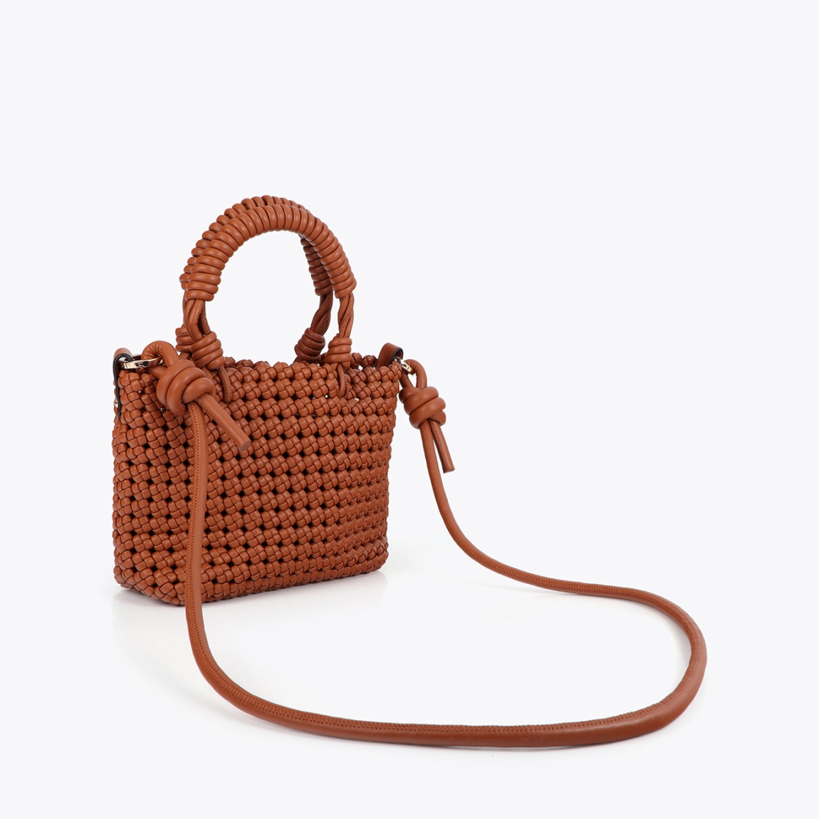 Bandolera de la marca Lola Casademunt, modelo TRENZA. Elaborada en nudos trenzados en material efecto piel color camel. Diseño compacto con asa ajustable y cierre de cremallera. Interior forrado con compartimentos prácticos. Ideal para un estilo urbano y sofisticado. Bandolera Lola Casademunt ideal para llevarla a todos lados esta temporada!ALTO 13cm ANCHO 22cm PROFUNDIDAD 24cm