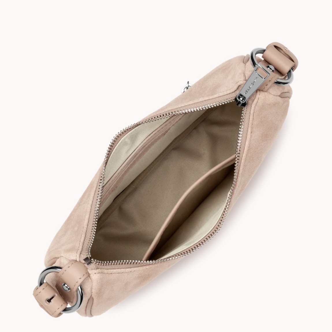 Este pequeño bolso bandolera de la marca Lancaster, modelo Suède está confeccionado en cuero de vaca con efecto ante de color beig. Incluye un bolsillo interior simple, un bolsillo interior con cremallera y un bolsillo trasero exterior con cremallera. Se puede llevar al hombro o cruzado. Bolso con logotipo en parte frontal. Bolso Lancaster Suède se ha convertido en un complemento ideal para llevar a todos lados, su forma en media luna le da un estilo único!