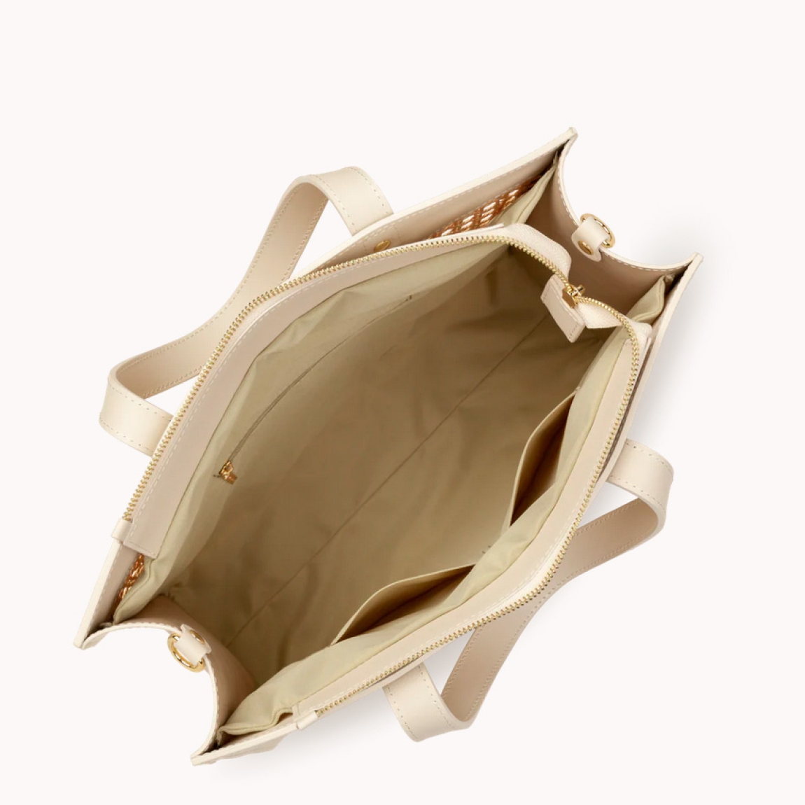 Este bolso tote de la marca Lancaster, modelo Cannage Rotin está confeccionado en mimbre natural con detalles en cuero de vaca color beig. Incluye un doble bolsillo interior y un bolsillo interior con cremallera. Se puede llevar en la mano, al hombro o cruzado. Bolso Lancaster Cannage Rotin, complemento básico e ideal para tu día a día! Medidas: alto 27cm y ancho 38cm.