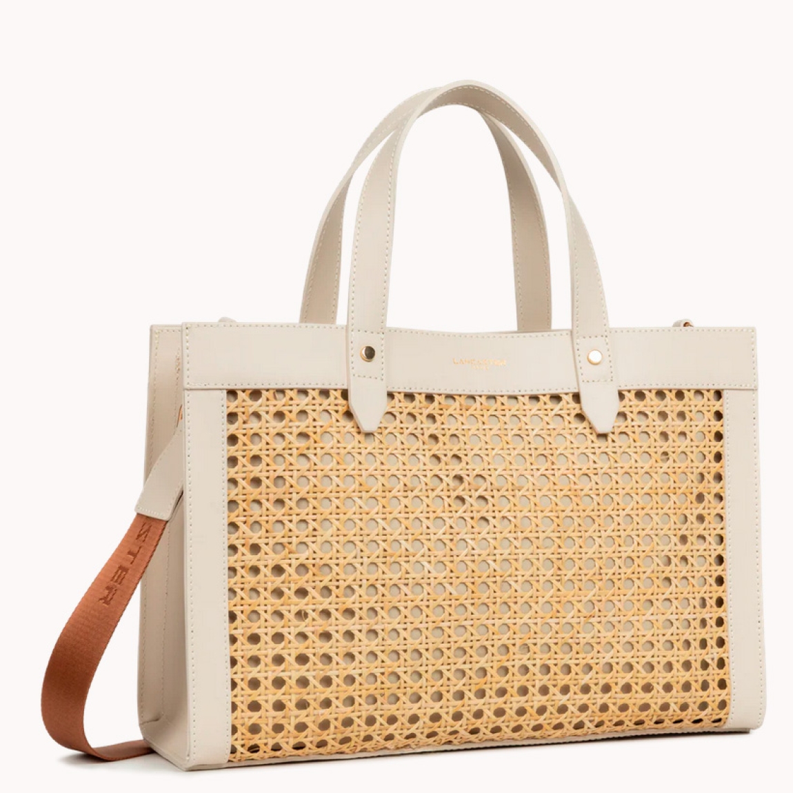 Este bolso tote de la marca Lancaster, modelo Cannage Rotin está confeccionado en mimbre natural con detalles en cuero de vaca color beig. Incluye un doble bolsillo interior y un bolsillo interior con cremallera. Se puede llevar en la mano, al hombro o cruzado. Bolso Lancaster Cannage Rotin, complemento básico e ideal para tu día a día! Medidas: alto 27cm y ancho 38cm.