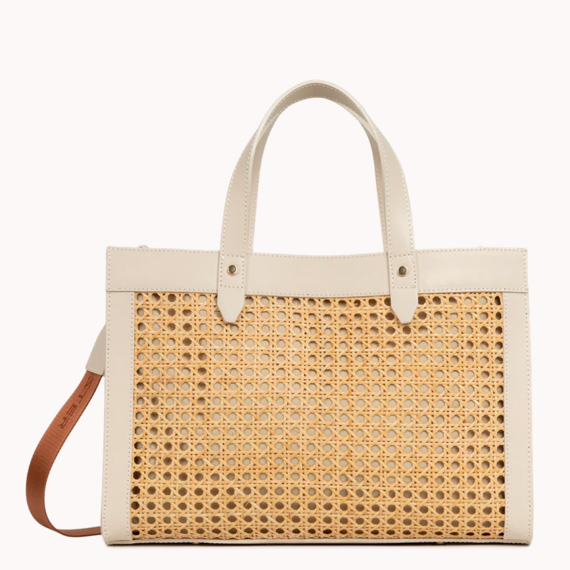Este bolso tote de la marca Lancaster, modelo Cannage Rotin está confeccionado en mimbre natural con detalles en cuero de vaca color beig. Incluye un doble bolsillo interior y un bolsillo interior con cremallera. Se puede llevar en la mano, al hombro o cruzado. Bolso Lancaster Cannage Rotin, complemento básico e ideal para tu día a día! Medidas: alto 27cm y ancho 38cm.
