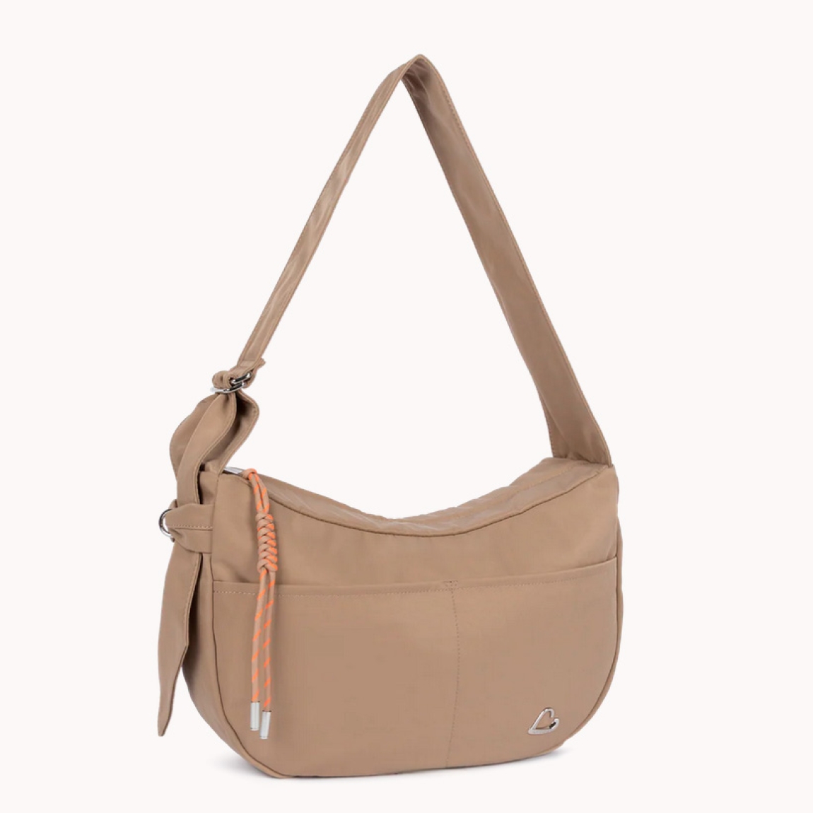 Este gran bolso de la marca Lancaster, modelo BASIC LOVE, está confeccionado en nylon/poliamida de color camel. Cuenta con un bolsillo exterior trasero con cremallera, dos bolsillos frontales simples, un bolsillo interior simple y un doble bolsillo interior simple. Se lleva cruzado o al hombro. Bolso Lancaster BASIC LOVE, complemento ideal para llevar a todos lados! Medidas: altura 25cm y ancho 40cm.