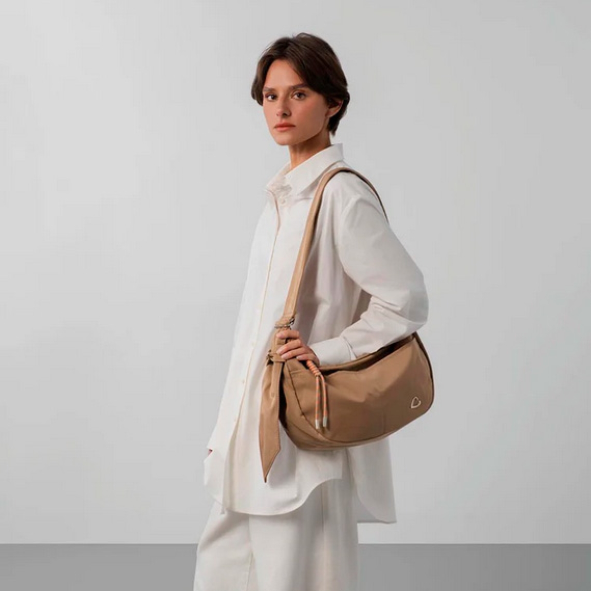 Este gran bolso de la marca Lancaster, modelo BASIC LOVE, está confeccionado en nylon/poliamida de color camel. Cuenta con un bolsillo exterior trasero con cremallera, dos bolsillos frontales simples, un bolsillo interior simple y un doble bolsillo interior simple. Se lleva cruzado o al hombro. Bolso Lancaster BASIC LOVE, complemento ideal para llevar a todos lados! Medidas: altura 25cm y ancho 40cm.