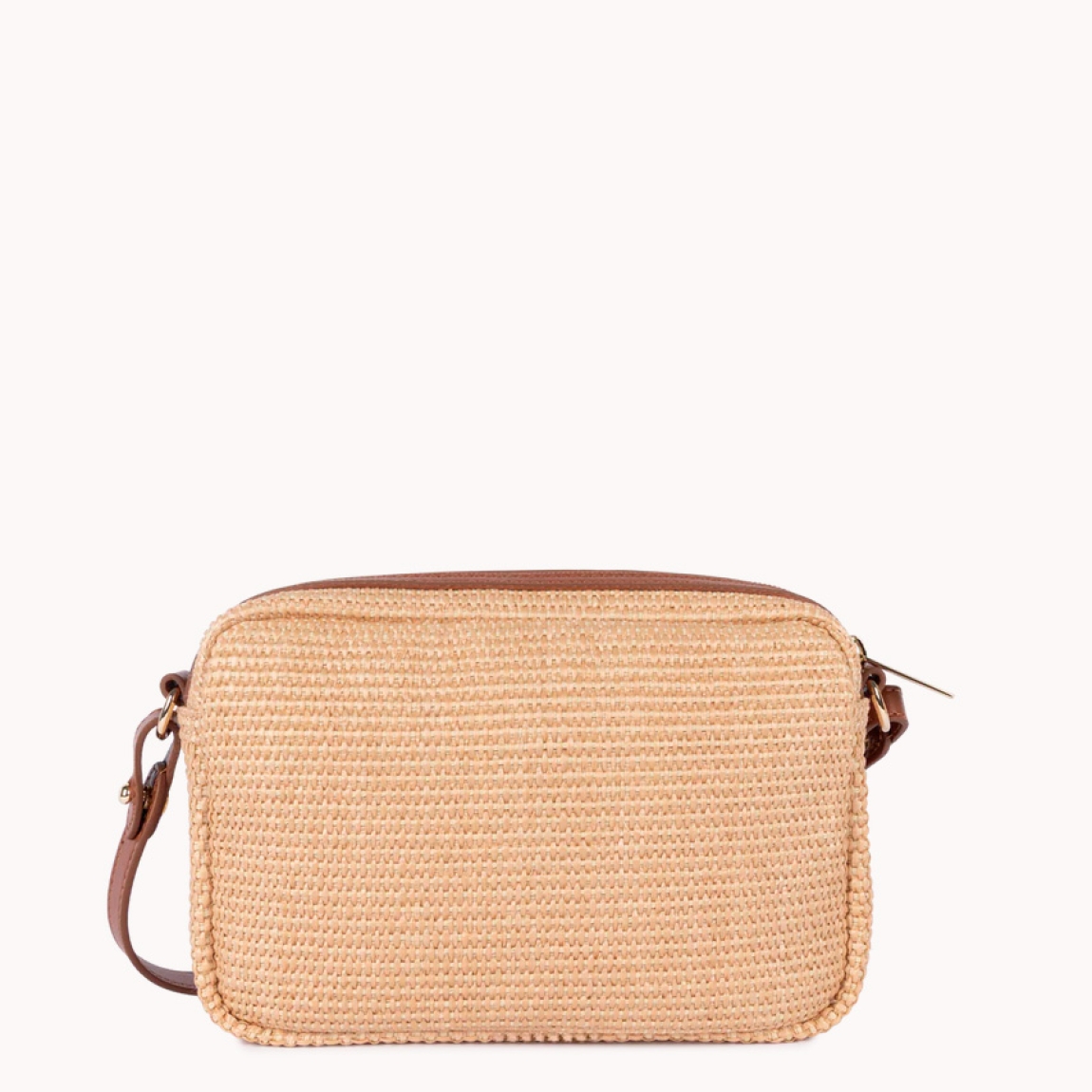 Bolso bandolera de la marca Lancaster, modelo Mini Osier. Este bolso está confeccionado en polipropileno con detalles de piel de vacuno color marrón. Cuenta con un bolsillo frontal con cremallera, un bolsillo interior con cremallera y un bolsillo interior simple. Se lleva al hombro o cruzado. Bolso Lancaster Mini Osier ideal para llevarlo en tu día a día esta temporada. Medidas: alto 15cm y ancho 22cm.