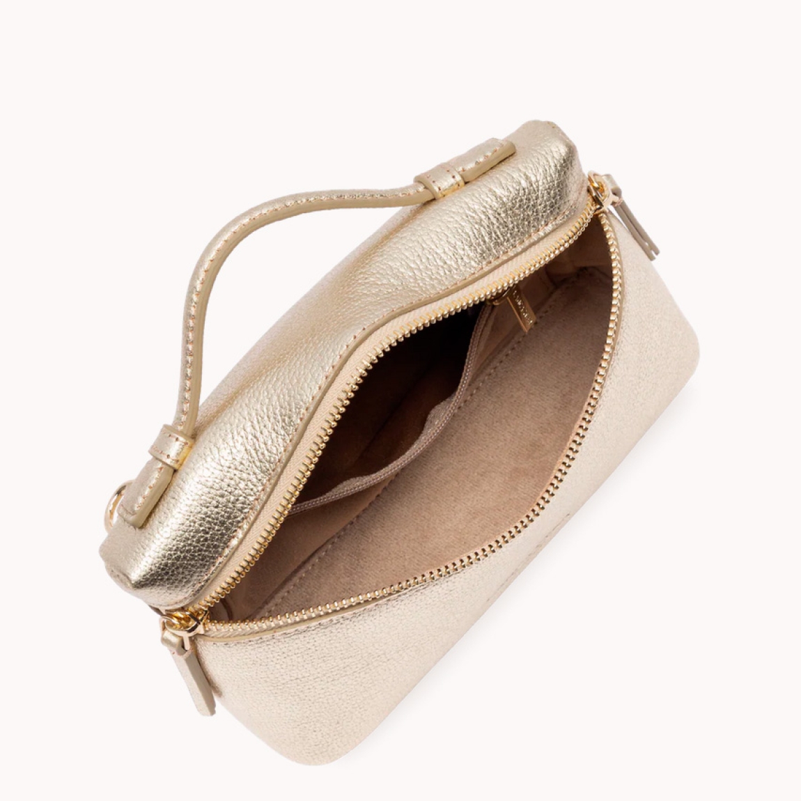 Bolso pequeño tipo caja de la marca Lancaster, modelo Milano Trésor está confeccionado en piel de vacuno granulada color oro. Cuenta con un doble bolsillo trasero simple, así como con un bolsillo interior con cremallera. Se lleva principalmente cruzado, pero también puede llevarse en la mano o al hombro. Bolso Lancaster Milano Trésor ideal para esta temporada! Medidas: alto 12cm y ancho 21cm.
