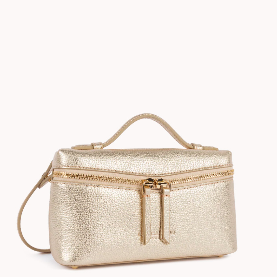 Bolso pequeño tipo caja de la marca Lancaster, modelo Milano Trésor está confeccionado en piel de vacuno granulada color oro. Cuenta con un doble bolsillo trasero simple, así como con un bolsillo interior con cremallera. Se lleva principalmente cruzado, pero también puede llevarse en la mano o al hombro. Bolso Lancaster Milano Trésor ideal para esta temporada! Medidas: alto 12cm y ancho 21cm.