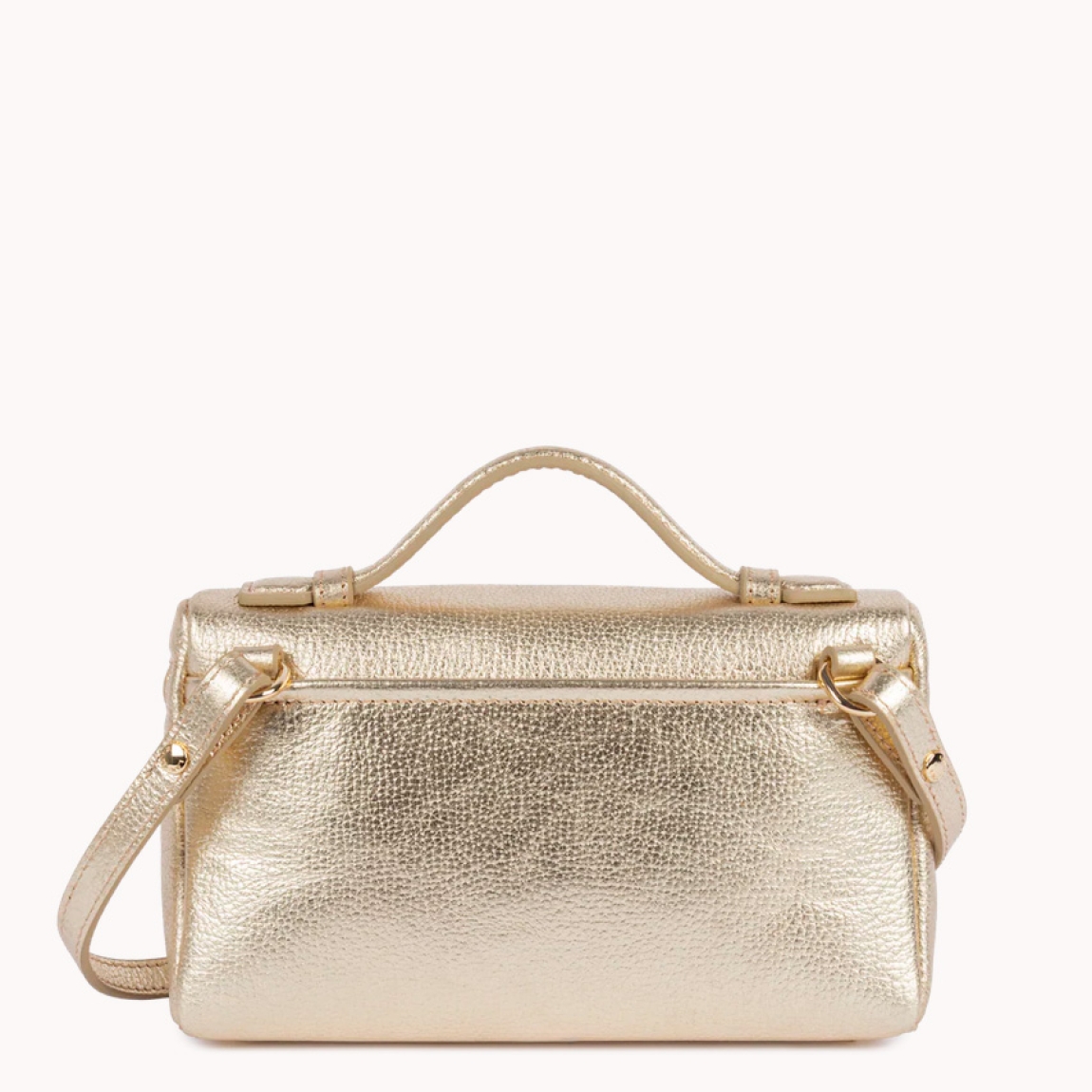 Bolso pequeño tipo caja de la marca Lancaster, modelo Milano Trésor está confeccionado en piel de vacuno granulada color oro. Cuenta con un doble bolsillo trasero simple, así como con un bolsillo interior con cremallera. Se lleva principalmente cruzado, pero también puede llevarse en la mano o al hombro. Bolso Lancaster Milano Trésor ideal para esta temporada! Medidas: alto 12cm y ancho 21cm.