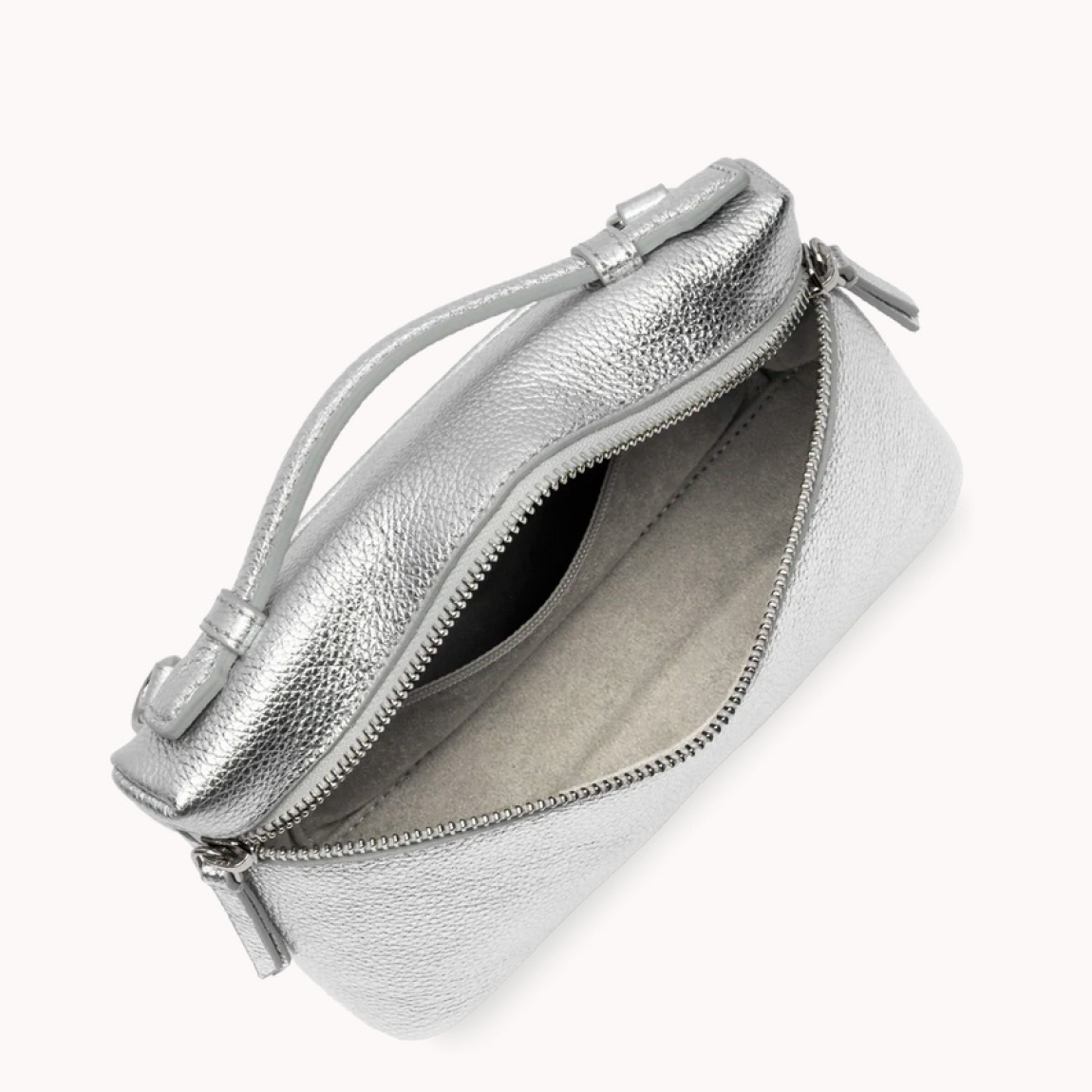 Bolso pequeño tipo caja de la marca Lancaster, modelo Milano Trésor está confeccionado en piel de vacuno granulada color plata. Cuenta con un doble bolsillo trasero simple, así como con un bolsillo interior con cremallera. Se lleva principalmente cruzado, pero también puede llevarse en la mano o al hombro. Bolso Lancaster Milano Trésor ideal para esta temporada! Medidas: alto 12cm y ancho 21cm.