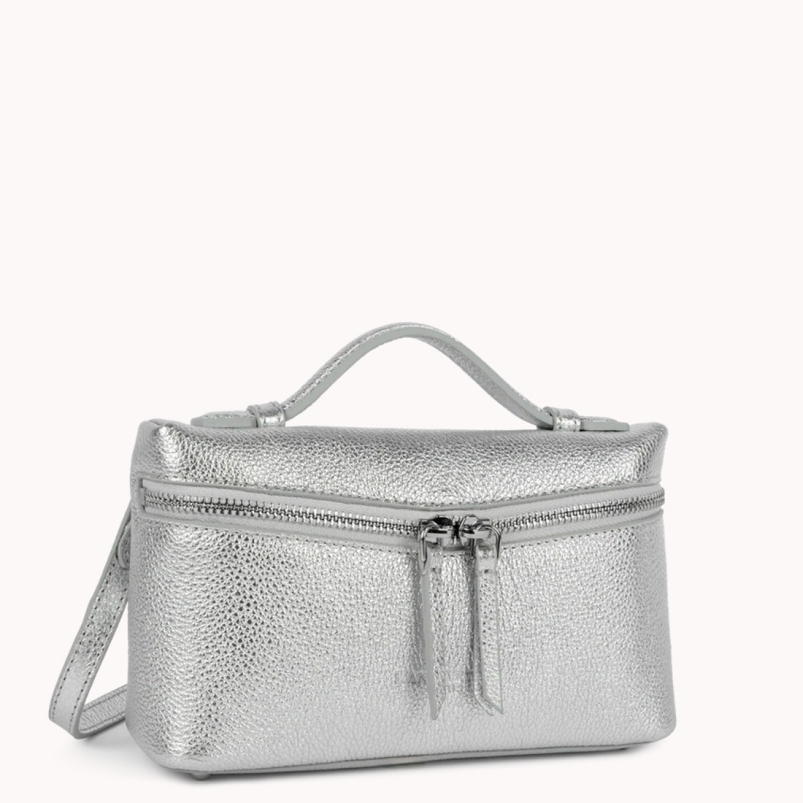 Bolso pequeño tipo caja de la marca Lancaster, modelo Milano Trésor está confeccionado en piel de vacuno granulada color plata. Cuenta con un doble bolsillo trasero simple, así como con un bolsillo interior con cremallera. Se lleva principalmente cruzado, pero también puede llevarse en la mano o al hombro. Bolso Lancaster Milano Trésor ideal para esta temporada! Medidas: alto 12cm y ancho 21cm.