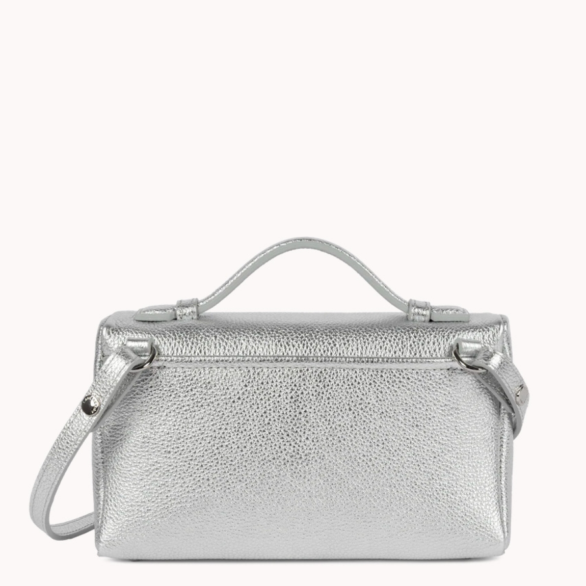 Bolso pequeño tipo caja de la marca Lancaster, modelo Milano Trésor está confeccionado en piel de vacuno granulada color plata. Cuenta con un doble bolsillo trasero simple, así como con un bolsillo interior con cremallera. Se lleva principalmente cruzado, pero también puede llevarse en la mano o al hombro. Bolso Lancaster Milano Trésor ideal para esta temporada! Medidas: alto 12cm y ancho 21cm.