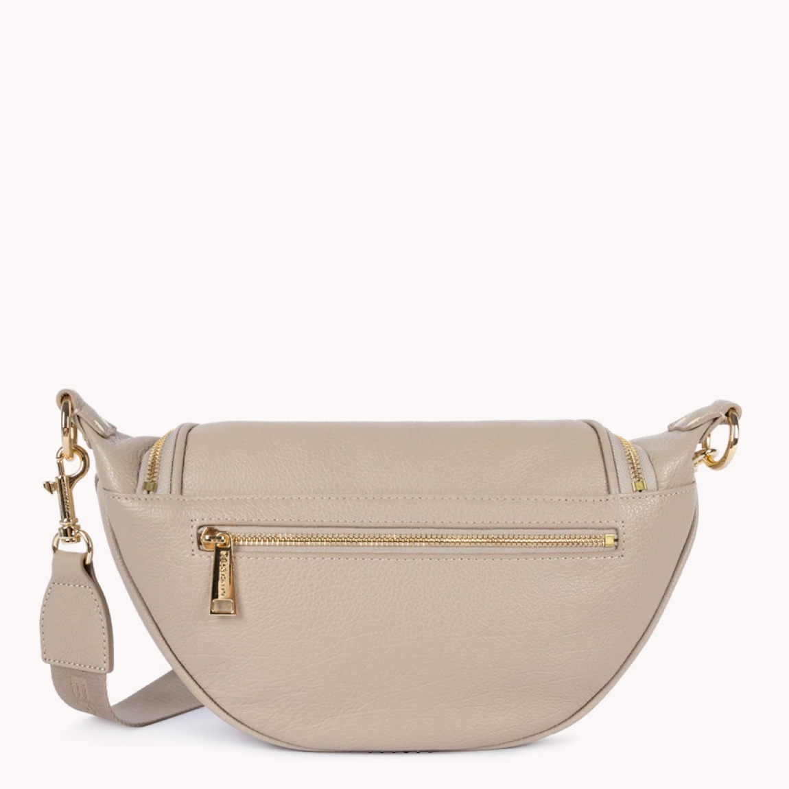Bolso riñonera de la marca Lancaster, modelo DUNE. Esta riñonera está confeccionada en ecopiel de vacuno granulada color beig. Tiene un gran bolsillo principal y un bolsillo exterior con cremallera. Puede llevarse en la cintura o ladeada. Bolso ideal para llevar a todos lados en tu día a día. Medidas: alto 18cm y ancho 30cm.