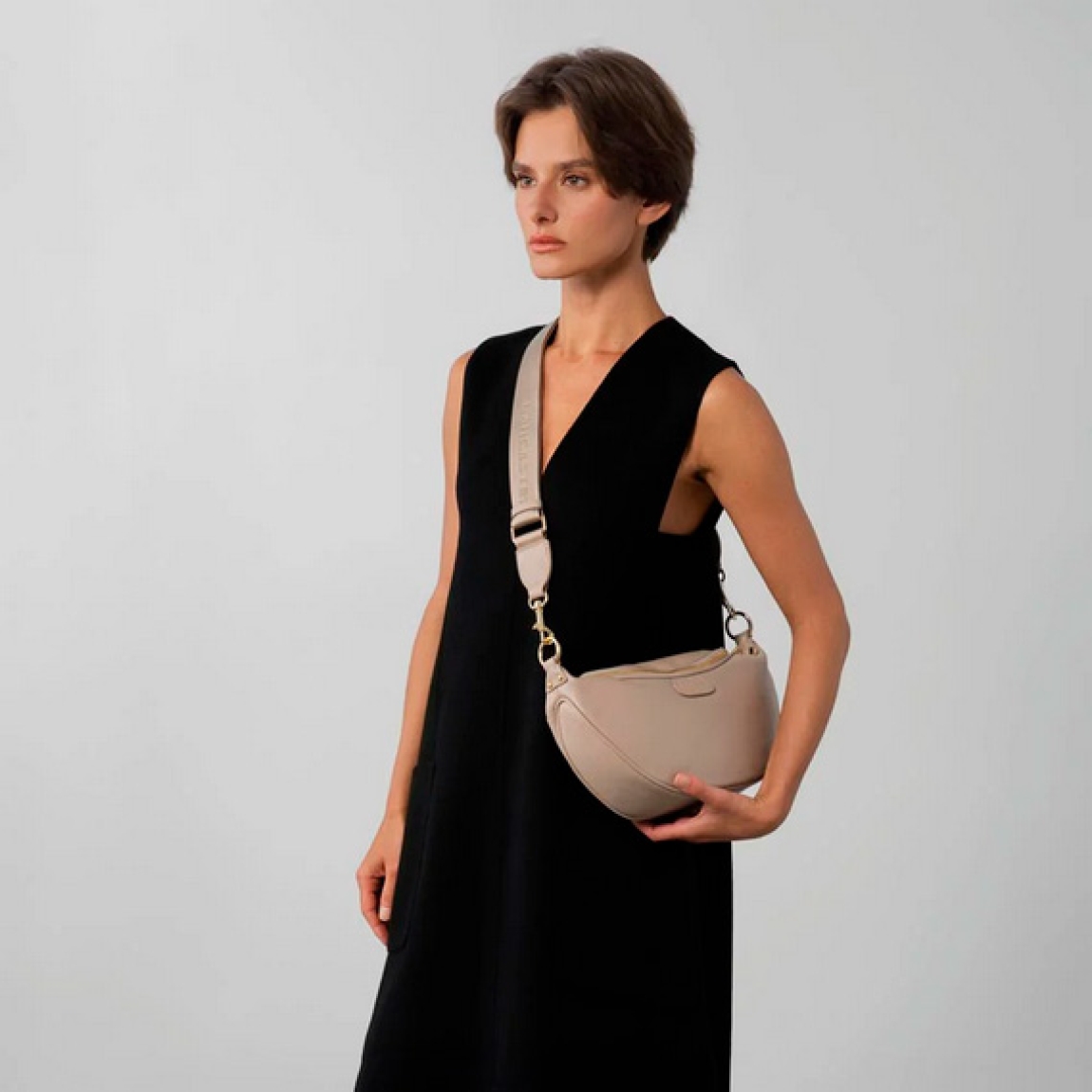 Bolso riñonera de la marca Lancaster, modelo DUNE. Esta riñonera está confeccionada en ecopiel de vacuno granulada color beig. Tiene un gran bolsillo principal y un bolsillo exterior con cremallera. Puede llevarse en la cintura o ladeada. Bolso ideal para llevar a todos lados en tu día a día. Medidas: alto 18cm y ancho 30cm.