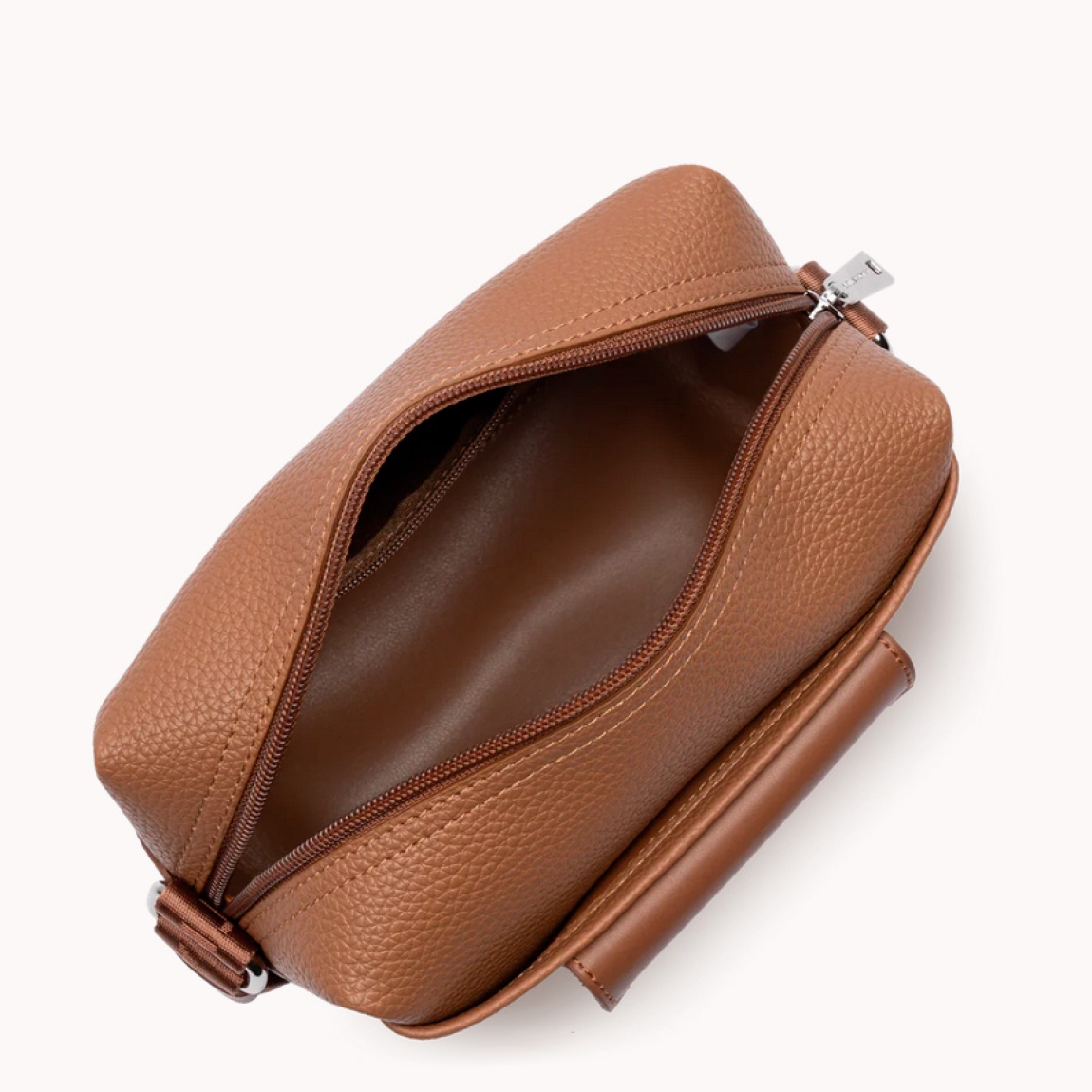 Bolso bandolera de la marca Lancaster, modelo Maya Double KBA. Bandolera confeccionada en policloruro de vinilo con detalles de piel de vacuno de color marrón. Cuenta con un tarjetero frontal con cierre a presión, un bolsillo frontal simple y un bolsillo interior con cremallera. Se lleva cruzado o al hombro. Bolso Lancaster Maya Double KBA ideal como complemento del día a día! Medidas: alto 13cm y ancho 25cm.