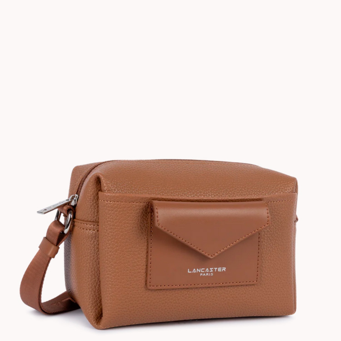 Bolso bandolera de la marca Lancaster, modelo Maya Double KBA. Bandolera confeccionada en policloruro de vinilo con detalles de piel de vacuno de color marrón. Cuenta con un tarjetero frontal con cierre a presión, un bolsillo frontal simple y un bolsillo interior con cremallera. Se lleva cruzado o al hombro. Bolso Lancaster Maya Double KBA ideal como complemento del día a día! Medidas: alto 13cm y ancho 25cm.