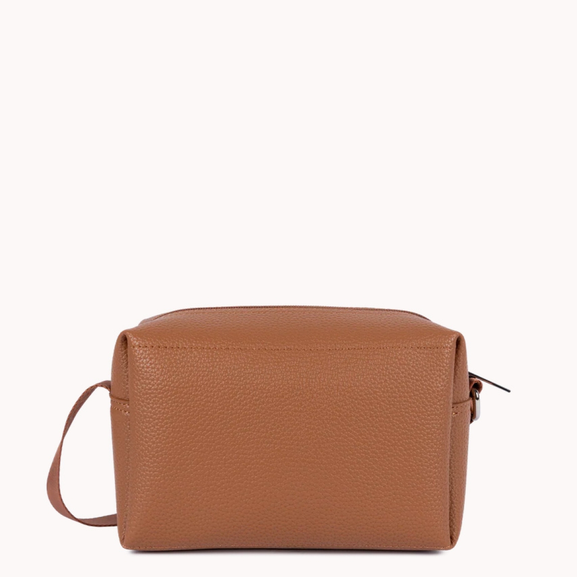 Bolso bandolera de la marca Lancaster, modelo Maya Double KBA. Bandolera confeccionada en policloruro de vinilo con detalles de piel de vacuno de color marrón. Cuenta con un tarjetero frontal con cierre a presión, un bolsillo frontal simple y un bolsillo interior con cremallera. Se lleva cruzado o al hombro. Bolso Lancaster Maya Double KBA ideal como complemento del día a día! Medidas: alto 13cm y ancho 25cm.
