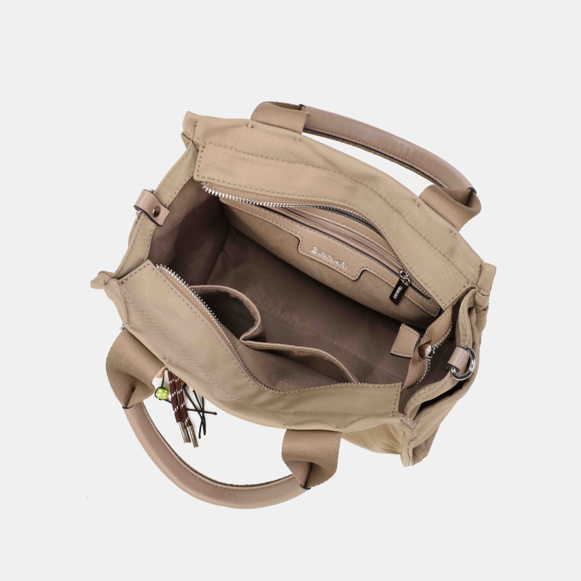 Bolso bandolera de la marca Binnari, modelo EXIT. Está confeccionado en nylon resistente de color verde, con asas anchas decoradas con el nombre de la marca y un detalle decorativo extraíble que aporta personalidad. Este bolso Binnari XARA se ha convertido en todo un best seller gracias a su ligereza y funcionalidad. Su formato es amplio y estructurado, con un bolsillo frontal muy práctico para tener lo esencial a mano. Un modelo Binnari EXIT cómodo, moderno y perfecto para el día a día. Medidas: alto 22cm y ancho 28cm.