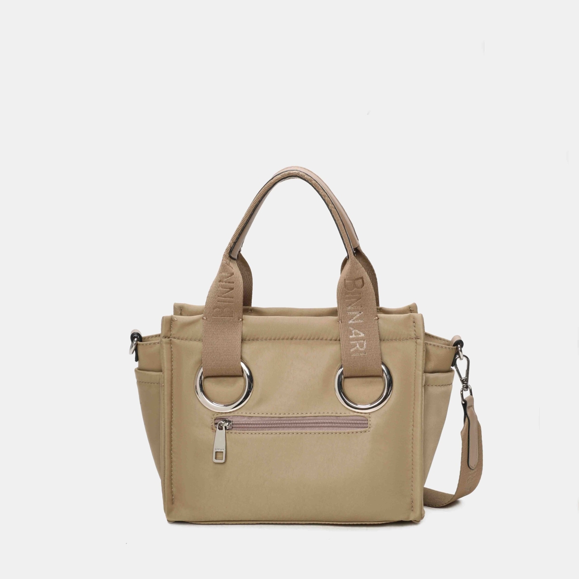 Bolso bandolera de la marca Binnari, modelo EXIT. Está confeccionado en nylon resistente de color verde, con asas anchas decoradas con el nombre de la marca y un detalle decorativo extraíble que aporta personalidad. Este bolso Binnari XARA se ha convertido en todo un best seller gracias a su ligereza y funcionalidad. Su formato es amplio y estructurado, con un bolsillo frontal muy práctico para tener lo esencial a mano. Un modelo Binnari EXIT cómodo, moderno y perfecto para el día a día. Medidas: alto 22cm y ancho 28cm.