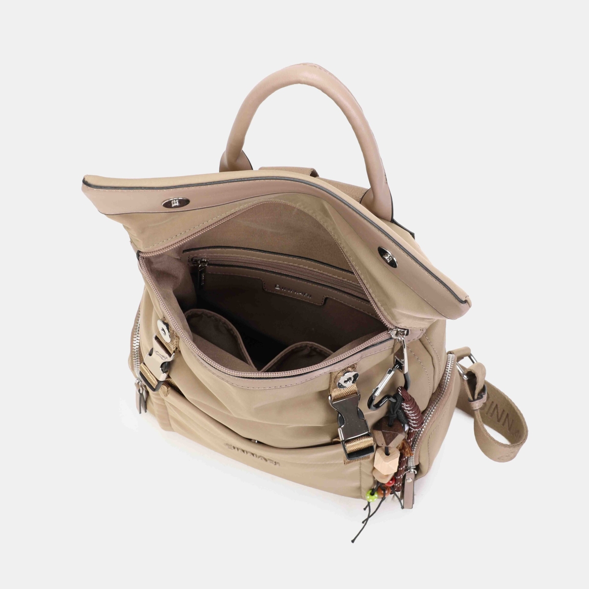Mochila de la marca Binnari, modelo XENIA. Mochila pensada para quienes buscan comodidad sin renunciar al estilo, esta mochila en nylon resistente color verde destaca por su ligereza y su diseño súper funcional. Incluye un detalle decorativo extraíble, bolsillos laterales con cremallera y un amplio bolsillo frontal para acceder rápido a lo esencial. Los tirantes son anchos, cómodos y llevan el nombre de la marca. Un modelo Binnari XENIA práctico, moderno y perfecto para el día a día. Medidas: alto 29cm y ancho 29cm.