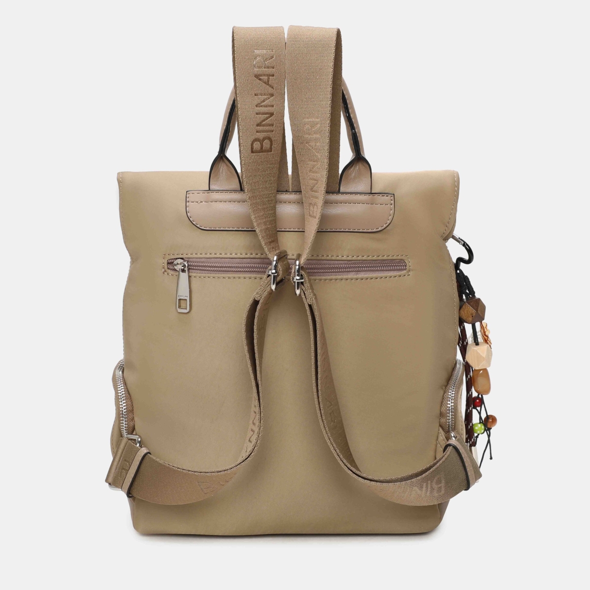 Mochila de la marca Binnari, modelo XENIA. Mochila pensada para quienes buscan comodidad sin renunciar al estilo, esta mochila en nylon resistente color verde destaca por su ligereza y su diseño súper funcional. Incluye un detalle decorativo extraíble, bolsillos laterales con cremallera y un amplio bolsillo frontal para acceder rápido a lo esencial. Los tirantes son anchos, cómodos y llevan el nombre de la marca. Un modelo Binnari XENIA práctico, moderno y perfecto para el día a día. Medidas: alto 29cm y ancho 29cm.